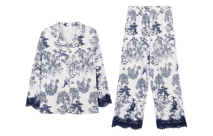 طقم بيكامات رائعة ناعمة جيدة التهوية مع طباعة مناظر طبيعية  Gorgeous soft and breathable pajama set with traditional