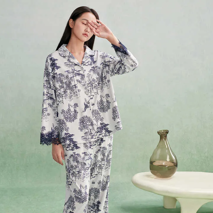 طقم بيكامات رائعة ناعمة جيدة التهوية مع طباعة مناظر طبيعية  Gorgeous soft and breathable pajama set with traditional