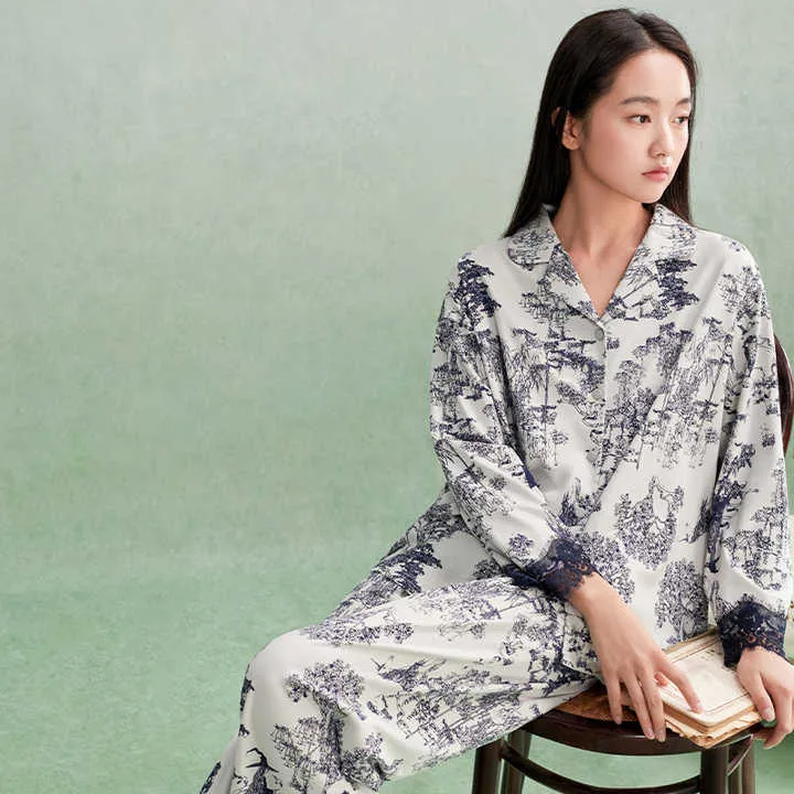 طقم بيكامات رائعة ناعمة جيدة التهوية مع طباعة مناظر طبيعية  Gorgeous soft and breathable pajama set with traditional