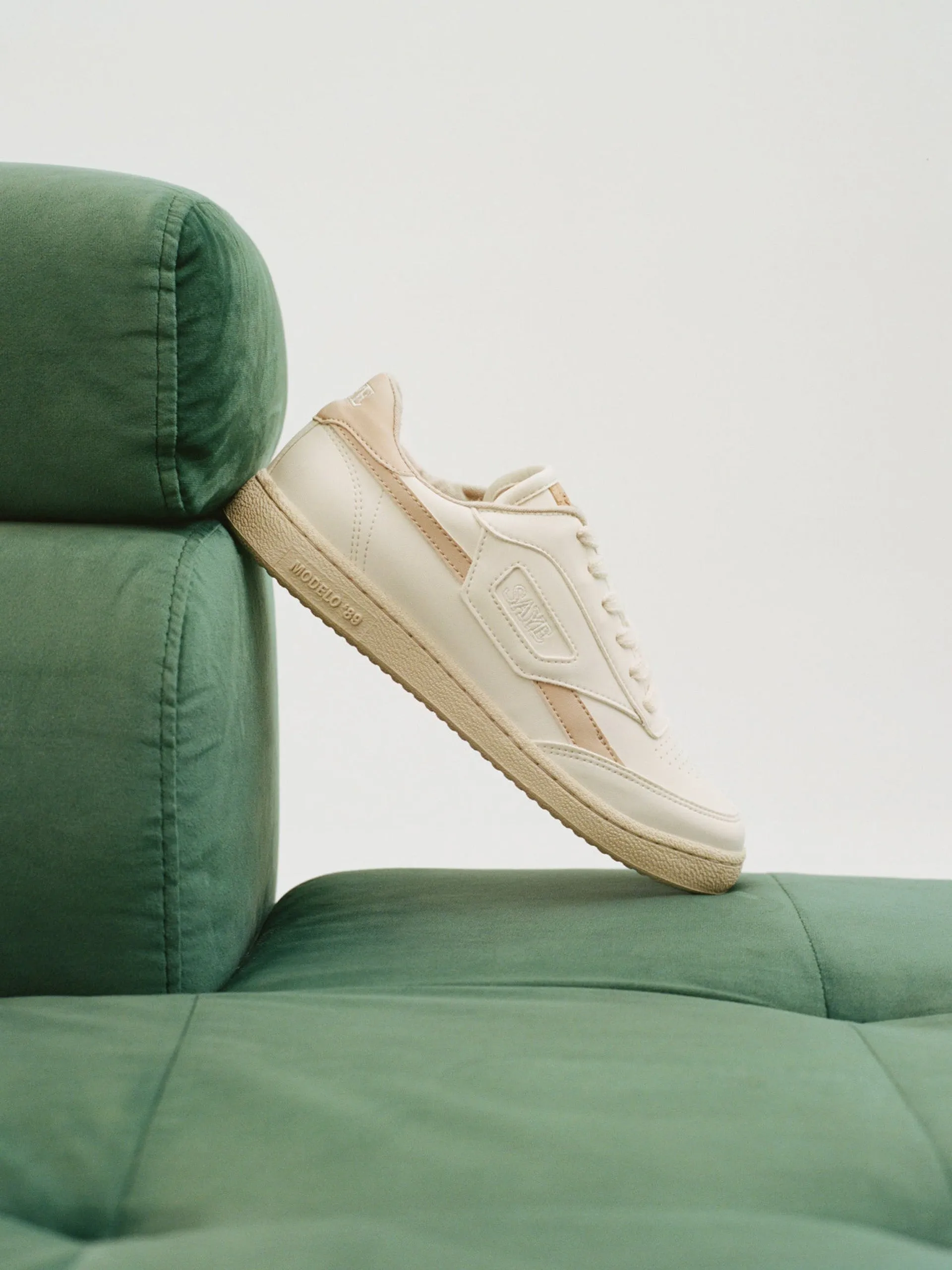 Modelo '89 trainer in beige
